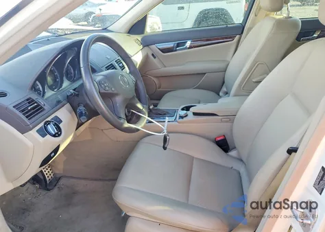 2010 Mercedes-Benz C 300 z USA, uszkodzony, nr VIN WDDGF5EB8AR099495